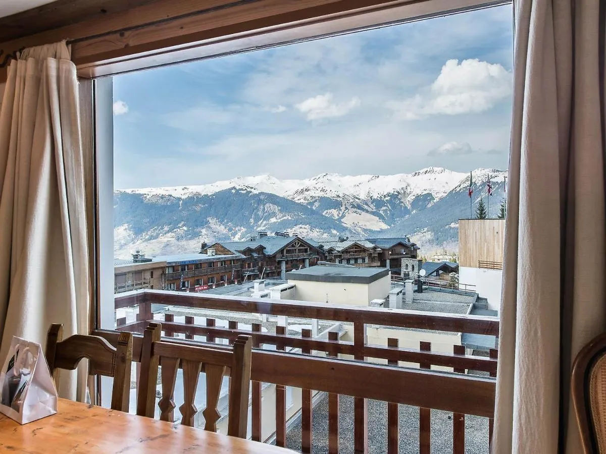 Appartement Renove Avec Cuisine Ouverte, Balcon Et Acces Direct Aux Pistes - Fr-1-563-19 Courchevel 0*,  France
